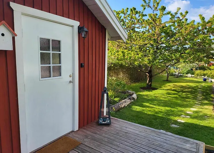 Minihus Med Stor Traedgardstomt Naera Golf Och Hav